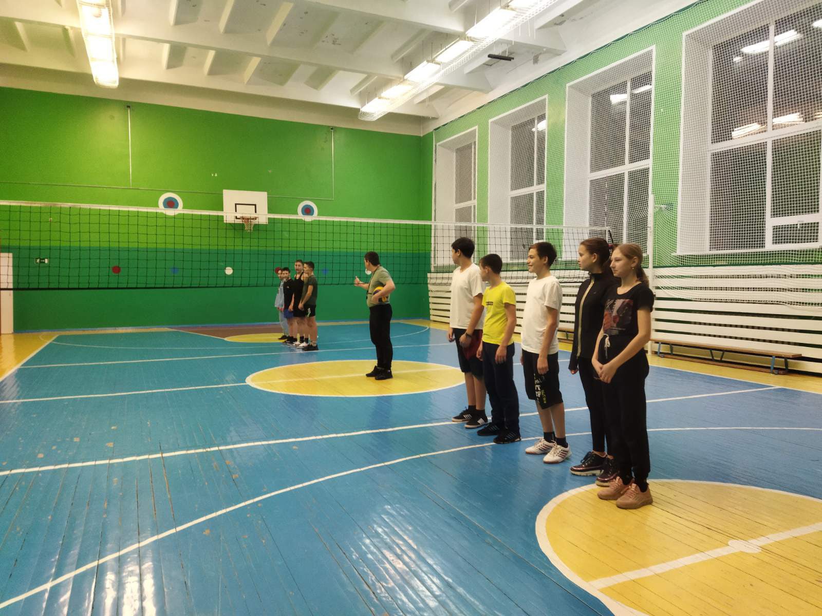 Соревнования по волейболу среди 7-9 классов.